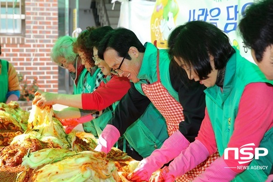 NSP통신-광주 동구새마을부녀회가 사랑의 김장김치를 담그고 있다. (광주 동구)