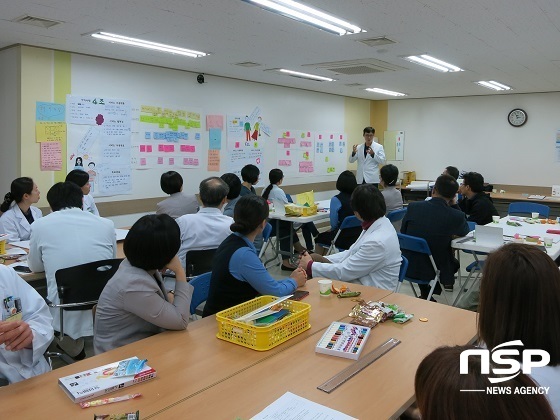 NSP통신-순천향대천안병원이 실시한 서비스디자인교육에서 조성식 교수(영상의학과)가 병원서비스 분석 결과를 동료들에게 발표하고 있다 (순천향대 천안병원)