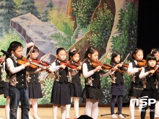 NSP통신-해남동초교생들이 바이올린 연주를 하고 있다. (해남동초교)