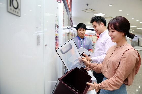 NSP통신-하이마트 대치점을 방문한 고객들이 김치냉장고를 상담받고 있다 (롯데하이마트 제공)