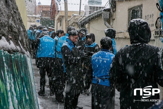 NSP통신-26일 한국가스공사 전북지역본부와 군산도시가스 임직원 40여명이 관내 삼학동에 거주하는 저소득가구를 직접 방문해 연탄나눔 봉사활동을 펼치고 있다.