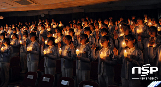 NSP통신-신라대 간호학과 학생들이 제7회 나이팅게일 선서식에서 촛불을 들고 선서를 하고 있다. (신라대 제공)