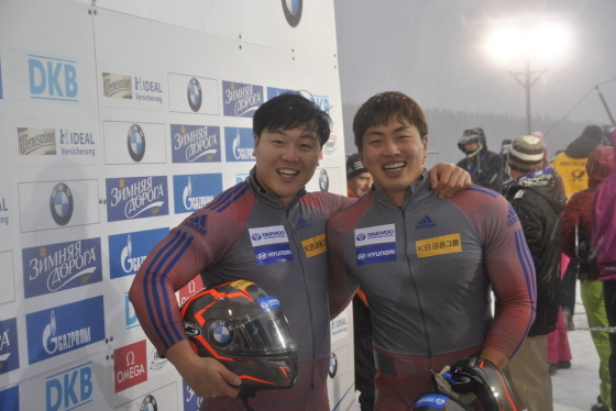 NSP통신-(왼쪽부터)봅슬레이 국가대표팀 원윤종 선수, 서영우 선수 (KB금융 제공)