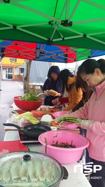 NSP통신-필리핀·태국·중국·캄보디아 출신 다문화가정 주부들이 30일 월남쌈을 정성스레 만들고 있다. (김용재 기자)