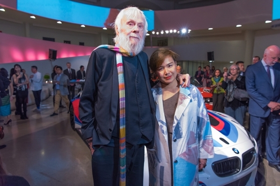 NSP통신-19번째 BMW 아트카 제작을 담당한 아티스트 존 발데사리(좌)_18번째 BMW 아트카 아티스트 카오 페이(우)