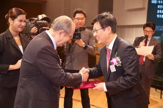 NSP통신-최성 고양시장이 2015 대한민국 세종대왕 나눔 봉사 대상을 수상하고 있다.