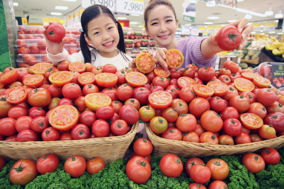 NSP통신-1일 서울 한강로 이마트 용산점에서 모델들이 달달한 맛이 일품인 달짝이 토마토를 선보이고 있다. (이마트 제공)