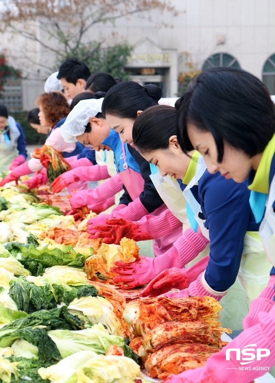 NSP통신-에어부산 직원들이 김장김치 담그기 행사를 진행하고 있다. (에어부산 제공)