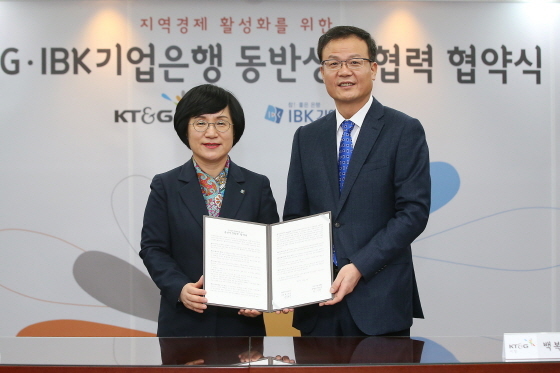 NSP통신-권선주 기업은행장(왼쪽)과 백복인 KT&G 대표이사가 협약식을 마치고 기념촬영을 하고 있는 모습(사진제공=IBK기업은행)