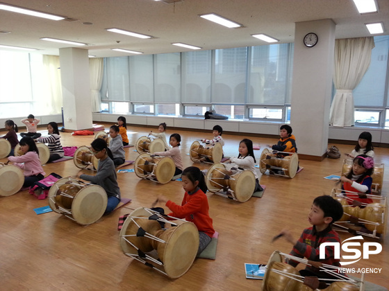 NSP통신-국립부산국악원의 청소년 사물장구 수업이 진행되고 있는 모습. (국립부산국악원 제공)