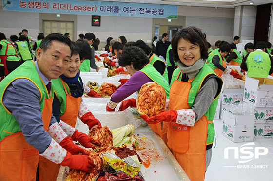 NSP통신-2일 박태석 전북농협 본부장(왼쪽)이 전라북도 여성단체들과 소외계층에 전달할 김치를 담그고 있다