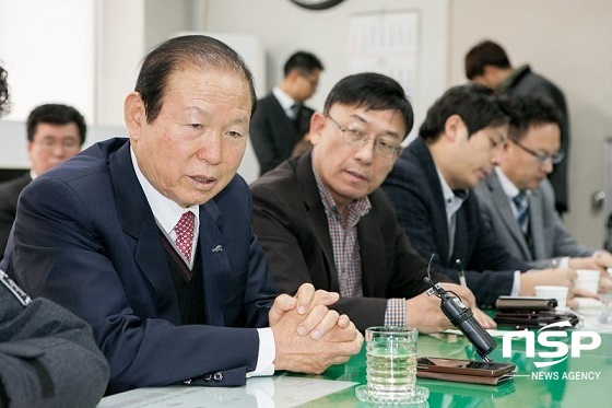 NSP통신-문동신 군산시장이 1일 군산시청 브리핑룸에서 기자 간담회를 갖고 군산지역에 당면해 있는 현안문제에 대해 소신을 밝히고 있다.