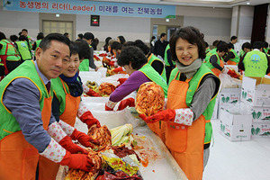 [NSP PHOTO]전북농협-도내 여성단체, 사랑의 손잡기 김장 나눔 개최