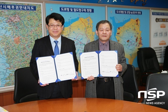 NSP통신-복기왕 아산시장(左)과 김석구 신창제지공업(주) 회장이 후원협약을 체결하고 있다 (아산시)
