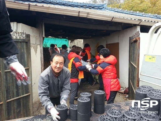 NSP통신-장흥군 용산면 공무원과 지역 주민들이 사랑의 연탄 배달을 하고 있다. (장흥군)
