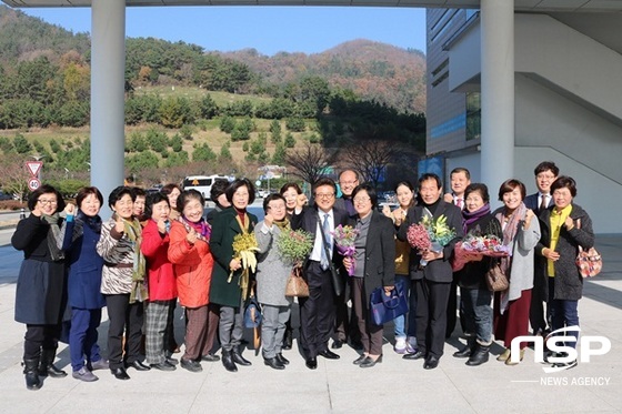 NSP통신-담양군 봉사자 등이 나눔2015 전라남도 자원봉사자 대축제에서 수상한 직후 기념촬영을 하고 있다. (담양군)