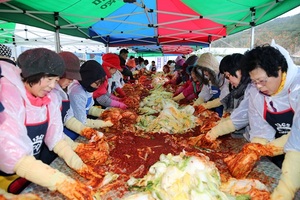 [NSP PHOTO]장흥군, 사랑나눔 김장봉사 대축제 훈훈