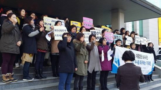 NSP통신-광주전남여성단체가 여수 학동 유흥주점 여 종업원 뇌사사건의 철저한 수사를 촉구하는 기자회견을 여수경찰서 앞에서 하고있다.