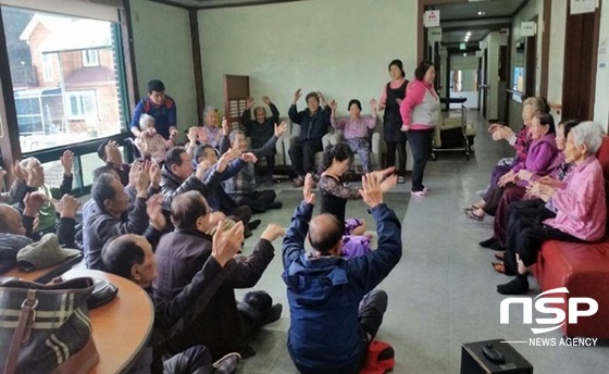 NSP통신-재능기부에 나서고 있는 장흥군 대덕읍 종합복지관 실버댄스팀. (장흥군)