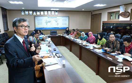 NSP통신-인도네시아 해양수산부 공무원들을 대상으로 강의를 진행하고 있는 장창익 교수(맨 왼쪽). (부경대 제공)