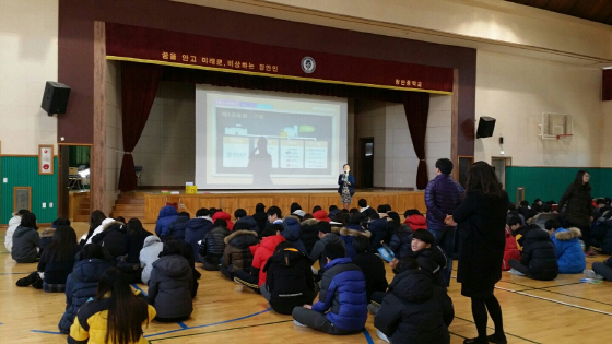 NSP통신-NH농협은행 서울강북사업부 신은이 과장이 장안중학교 3학년 학생을 대상으로 행복채움금융교실을 진행하고 있다.(사진제공=NH농협은행)