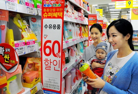 NSP통신-8일 홈플러스 영등포점에서 고객들이 유아 관련 용품을 둘러보고 있다. (홈플러스 제공)