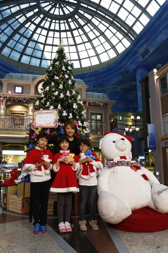 NSP통신-하트하트재단 홍보대사 배우 김현숙이어린이 산타들과 기념사진을 찍고 있다. (키자니아 서울 제공)