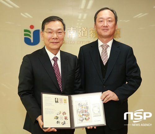 NSP통신-대한결핵협회 광주·전남지부가 9일 장만채 전남도교육감(사진 왼쪽)에게 크리스마스 씰을 증정하고 있다. (전남교육청)