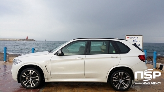 NSP통신-속초 어느 한적한 해변 옆에 주차 중인 BMW X5 M50d (강은태 기자)