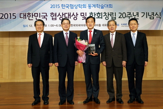 NSP통신-지난 11일 2015 대한민국 협상대상 시상식에서 대한민국 협상대상 수상 직후 김정태 회장이 시상식에 참석한 내외빈과 기념사진 촬영을 했다.사진 왼쪽부터 유장희 전 동반성장위원회 위원장, 김황식 전 국무총리, 김정태 회장, 김인철 한국외국어대학교 총장, 조남신 한국협상학회장.