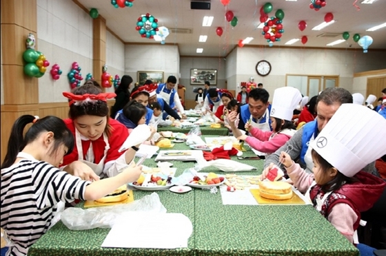 NSP통신-메르세데스 벤츠 코리아 임직원들이 인천 향진원에서 아이들과 함께 즐거운 한때를 보내고 있다.