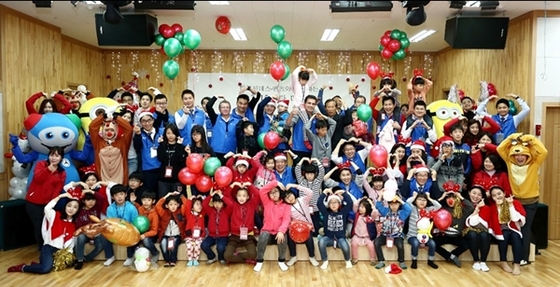 NSP통신-일일 산타로 변신해 인천 향진원을 방문한 메르세데스 벤츠 코리아 임직원들이 아이들과 함께 기념사진을 찍고 있다.