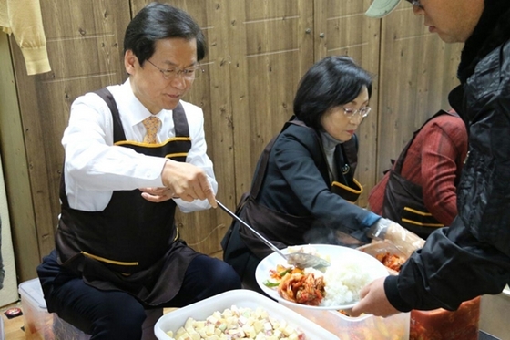 NSP통신-천정배 국민회의 창준위원장이 국민회의 운영위원들과 함께 햇살보금자리 공동체가 주최하는 거리노숙인 점심급식 봉사활동에 참여하고 있다.