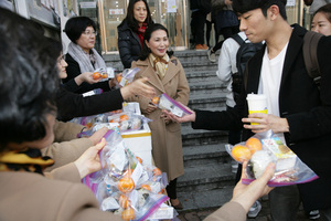 [NSP PHOTO]부산대 여교수회, 도서관 앞 제자사랑 주먹밥 300개 나눔 행사