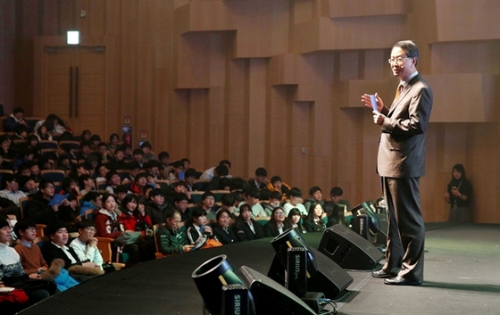 NSP통신-연세대 백양콘서트홀에서 열린 「제 4회 아시아나 드림페스티벌」에서 아시아나항공 김수천 사장이 학생들을 대상으로 특강을 실시하고 있다.