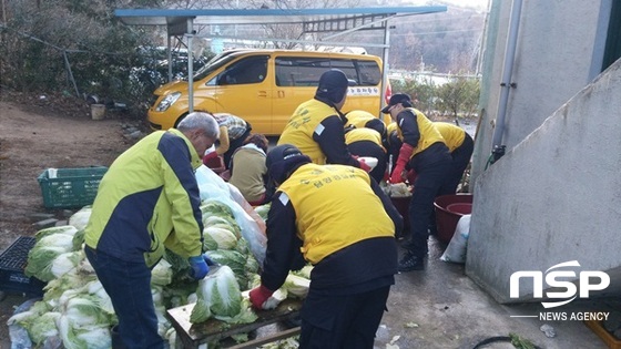 NSP통신-담양경찰서 의경들이 담양군 창평면 온누리재활원에서 김장봉사를 하고 있다. (담양경찰서)