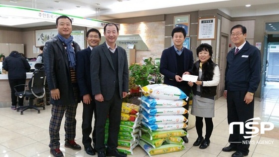 NSP통신-담양군 고서면청년회가 지난 15일 저소득 독거노인을 위한 아름다운 나눔을 실천하고 있다. (담양군)