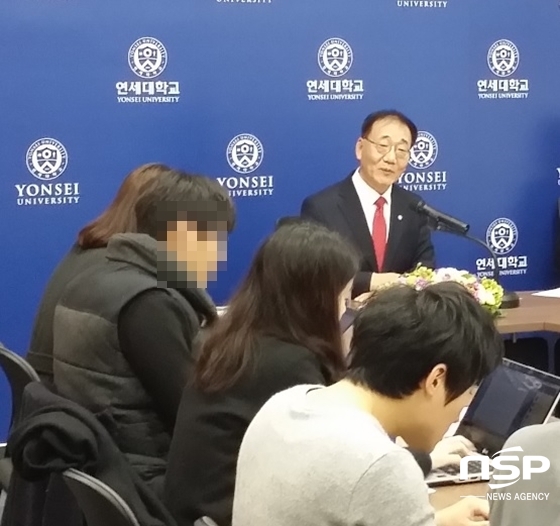 NSP통신-김용학 연세대 신임총장이 기자간담회에서 발언하고 있다. (강은태 기자)