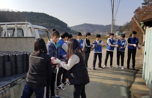 [NSP PHOTO]함평 학다리고교 학생들, 소외계층에 연탄 전달