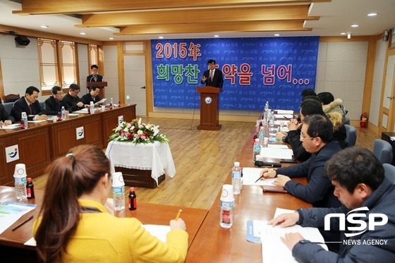 NSP통신-김성 장흥군수가 29일 군청 상황실에서 송년 기자회견을 갖고 있다. (장흥군)