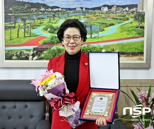 NSP통신-2015 올 해의 인물 대상 시상에서 지방의회 의정부문 대상을 수상한 김복실 장흥군의회 의원. (장흥군의회)