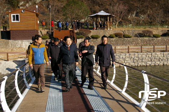 NSP통신-조충훈 순천시장, 관계자 및 시민들과 함께 개통한 다리를 보행하고 있다 (이영춘 기자)