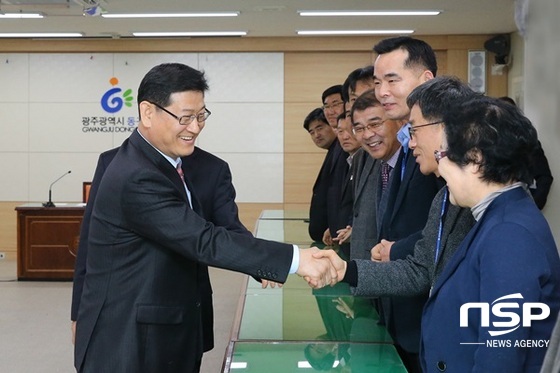 NSP통신-광주 동구 부구청장이 31일 취임식 직후 동구 직원들과 악수하고 있다. (광주 동구)