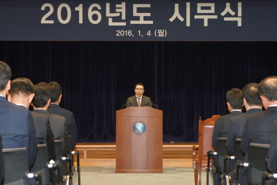 NSP통신-4일 서울 중구 소재 신한은행 본점에서 진행된 2016년도 신한은행 시무식에서 조용병 은행장이 신년사를 하고 있는 모습(사진제공=신한은행)