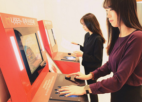 [NSP PHOTO]롯데백화점 광복점 손님 손금 봐드릴게요