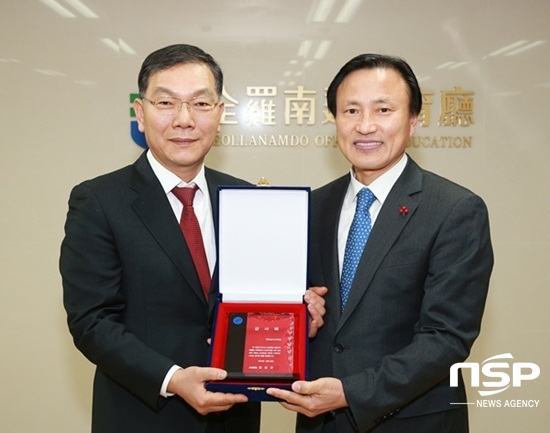 NSP통신-장만채 전남교육감(사진 왼쪽)이 7일 조달청으로부터 감사패를 받고 있다. (전남교육청)