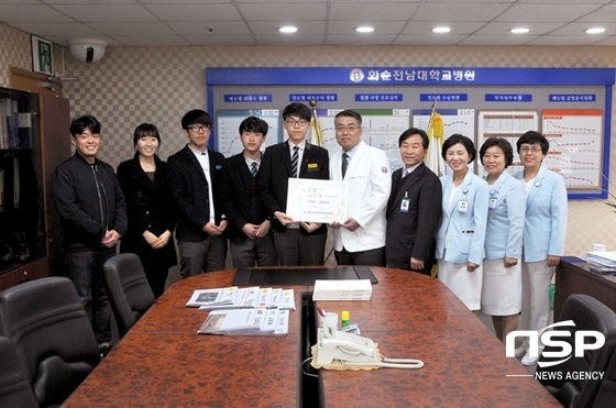 NSP통신-광주 서석고 학생들이 최근 화순전남대병원 김형준 병원장에게 헌혈증을 전달하고 있다.