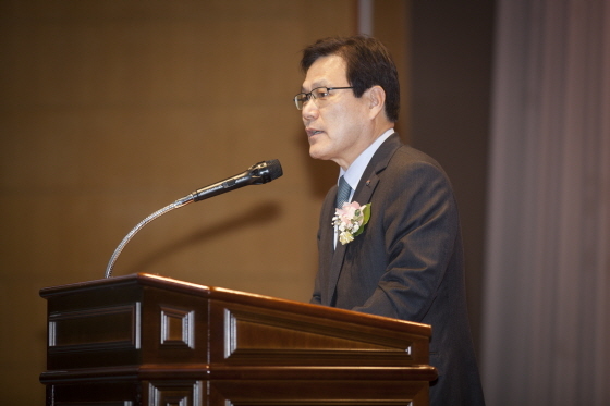 NSP통신-최종구 SGI서울보증 신임 대표가 11일 취임식에서 직원들에게 경영 핵심전략을 전달하고 있다. (사진제공=SGI서울보증)