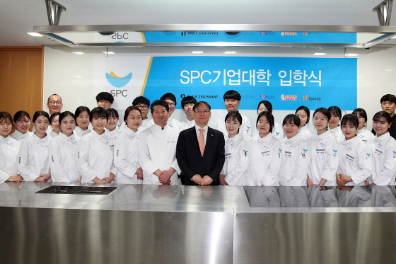NSP통신-서울 신대방동 SPC미래창조연수원에서 11일 열린 SPC 기업대학 2016년 신입생 입학식에서 피재만 SPC미래창조원장(가운데)과 신입생들이 기념촬영을 하고 있다. (SPC 제공)
