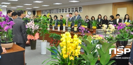 NSP통신-농협광주지역본부가 11일 직원들을 대상으로 축하 화분 나눔경매를 실시하고 있다. (농협광주지역본부)